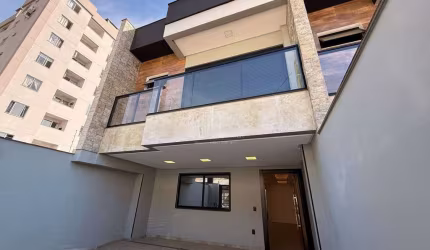 Lindo Sobrado de 3 suítes no bairro São Francisco de Assis!