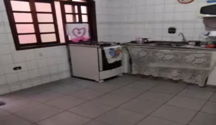 CASA COM COMERCIO, A VENDA NO JARDIM ARACATI.