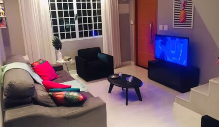 CASA A VENDA, SOBRADO 3 DORMITÓRIOS, SUÍTE, SALA 2 AMBIENTES, 4 BANHEIROS, COZINHA, ÁREA DE SERVIÇO, VARANDA GOURMET E 2 VAGAS COBERTAS.JD MONTE AZUL