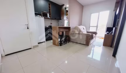 APARTAMENTO COM 2 DORMITÓRIOS NO CONDOMÍNIO FLOR DE LIZ COMPLETO DE ARMÁRIOS