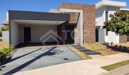 Belíssima Casa a Venda no CONDOMÍNIO VILLAGE DAMHA 3 , Imóvel Novo,  3 Dormitórios sendo uma suíte com Closet, Janelas com Persianas automatizadas, Fino acabamento.
