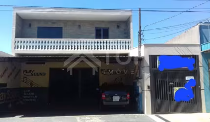CASA COMERCIAL A VENDA COM 3 QUARTOS E 1 SALÃO COMERCIAL