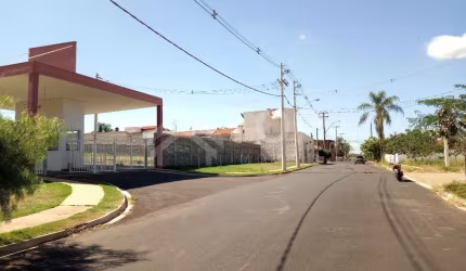 Lote a Venda em condomínio fechado