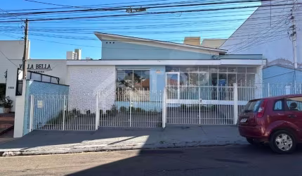 Casa com 3 dormitorios para Alugar no Centro, para fins, Residencial ou Comercial.