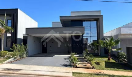 Linda casa Com 3 Dormitórios sendo uma suíte a Venda em condomínio fechado, Portaria 24 Horas, Sala com pé direito alto, janelas automatizada, Ofurô, churrasqueira.