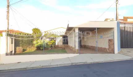 Casa Térrea para fins Residencial ou Comercial,  Venda ou Locação, para Morar ou Investir, com 3 dormitórios sendo uma suíte, cômodos grandes, bem arejada, sem detalhes estruturais, terreno com 422 me