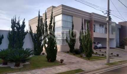 A casa possui irrigação automática, cortina elétrica, portas dos quartos elétricas, energia fotovoltaica, garagem para 4 carros sendo que ao lado da piscina tem um quintal que consegue estacionar mais