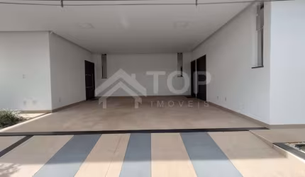 Linda Casa a Venda, cozinha ampla, equipada com coifa, armários , 2 cooktops, bancada ilha em granito, conjugada com sala de jantar e pergolado, Este é coberto e dispõe de varias comodidades com SPA A
