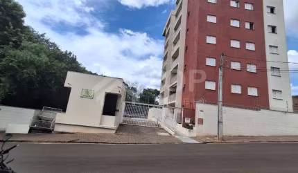 Excelente apartamento no térreo de 2 dormitórios com armários no Ed. Conillera
