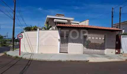 Lindo sobrado de 3 dormitórios, com 2 suítes, piscina e churrasqueira no bairro Planalto Paraíso