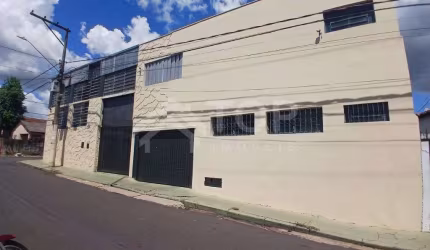 Casa e barracão em excelente localização