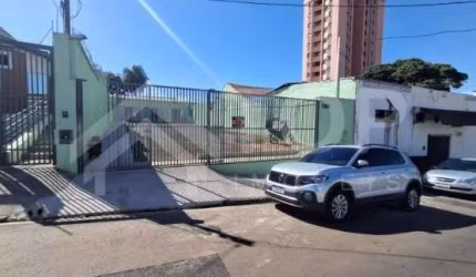 Excelente ponto comercial com 440 metros de terreno e 122 metros de construção, com estacionamento interno rotativo para vários carros