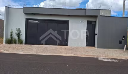 Linda casa, de alto padrão com 3 dormitórios sendo 1 suíte, com piso em porcelanato e piscina