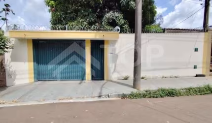Confortável imóvel, com entrada para vários carros, em excelente localização