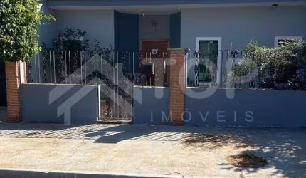 Casa terrea com lazer completo e quintal amplo