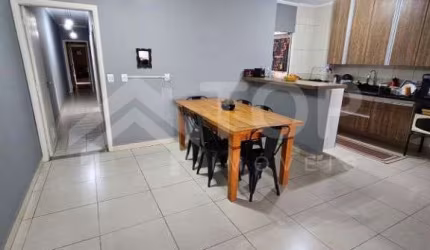 Linda casa à venda no Parque Arnold Schimidt com 3 dormitórios sendo 1 suíte