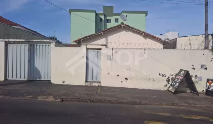 Casa ampla de 2 dormitórios, com entrada para vários carros, com edícula na melhor localização do bairro Cidade Jardim