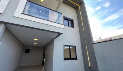 Sobrado à venda com 150m² de frente para rua em Pinhias.