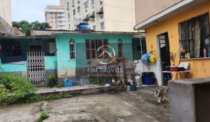FJM IMOVEIS VENDE - Casa em Fonseca - Niterói com 200M², 6 Dormitórios e 3 Banheiros - Venda e Locação por R$ 780.000