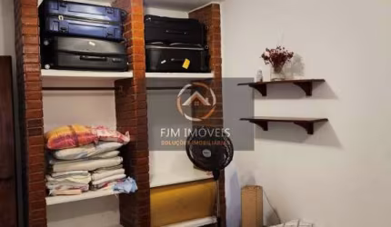 FJMIMÓVEIS VENDE: Casa em rua tranquila, muito comércio, escolas e transporte próximos. Casa totalmente linear de 3 quartos sendo duas suítes, um anexo externo a casa com mais 2 quartos, uma suite e u