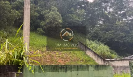 FJM IMÓVEIS VENDE Lote EM POSIÇÃO PRIVILEGIADA NO BAIRRO. dentro de um vale de 02 colinas, com clima de montanha. No final de rua SEGURA e sem saída. Sol da manhã de frente para Floresta.Com o Trabalh
