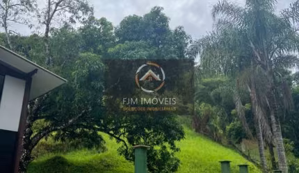 FJM IMÓVEIS VENDE Lote EM POSIÇÃO PRIVILEGIADA, NO BAIRRO. Condomínio fechado, dentro de um vale de 02 colinas, com clima de montanha. No final de rua SEGURA e sem saída. Sol da manhã de frente para F
