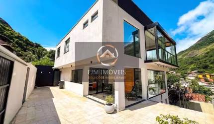 Casa à Venda em Itacoatiara  4 Dormitórios, 290m² por R$2,1M