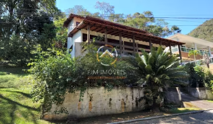 FJM IMÓVEIS VENDE: Oportunidade no Ubá Floresta!! A casa de 4 pavimentos e 4 quartos. Sendo o primeiro pavimento: a entrada que tem a garagem para 2 carros. Um banheiro externo perto da garagem e uma 