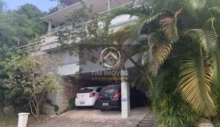 FJM Imóveis vende: Casa no condomínio Grotão em Itaipu, Niterói: 4 Suítes, 300m² - R$1.570.000