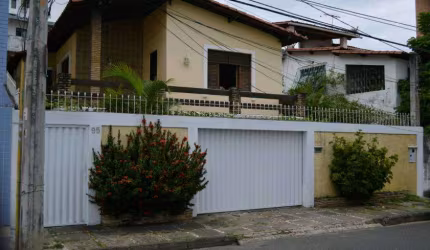 AMPLA CASA COM 3 SUÍTES BEM LOCALIZADA NO RIO VERMELHO