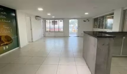 Super lojão de 400m no Costa Azul