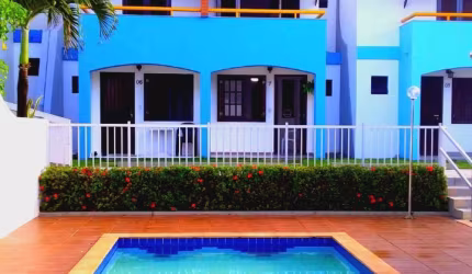 Village triplex, pé na areia