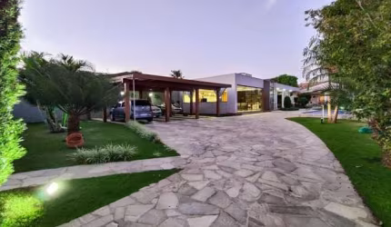 Linda casa com fino acabamento condomínio fechado