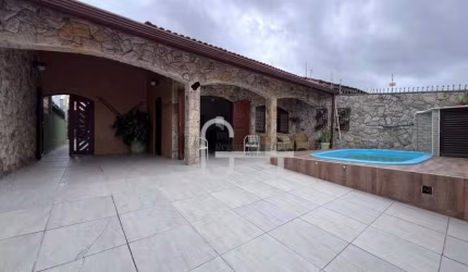 Casa à venda em Peruíbe, a 100 metros do mar.