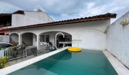 Casa com  piscina  e 5 dormitórios à venda, 295 m² por R$ 800.000 - Centro - Peruíbe/SP