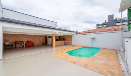 Casa com  piscina e edícula próximo ao Parque Bacacheri