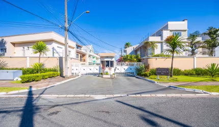 Casa em condomínio com 3 suítes com possibilidade de compra de mais um terreno no Uberaba
