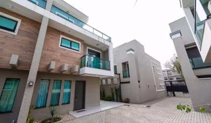 Sobrado triplex com terraço em condomínio finamente decorado no Jardim das Américas