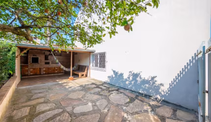 Sobrado duplex em condomínio com quintal de aproximadamente 50m²
