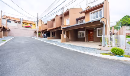 Sobrado duplex em condomínio com piscina, salão de festas e playground