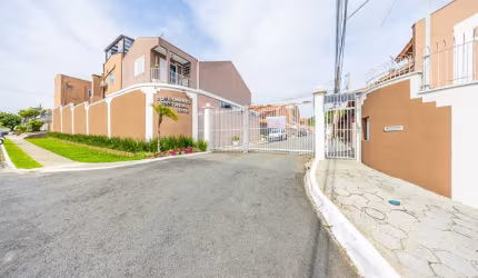 Sobrado duplex em condomínio com piscina, salão de festas e playground