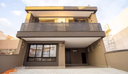 CASA COM TERRAÇO EM CONDOMÍNIO PRÓXIMO A DEROSSO