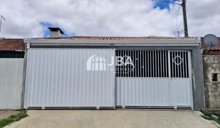 Casa térrea com 3 quartos, averbada, com edícula e de frente para rua