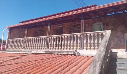 LINDA CASA NA RUA POATA COM 3 QTS E 1 BANHEIRO