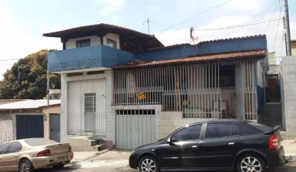 CASA COM BOA LOCALIZAÇÃO NO BAIRRO INDUSTRIAL