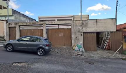 LOTE COM 3 CASAS TOTALMENTE INDEPENDENTES, LOCALIZADO NO AGUA BRANCA