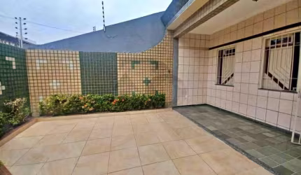 Casa Para Vender com 4 quartos, sendo 1 suíte no bairro Luzia em Aracaju