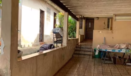 Casa Térrea com 3 Quartos, Suíte e Sótão em Terreno Amplo em Santo André