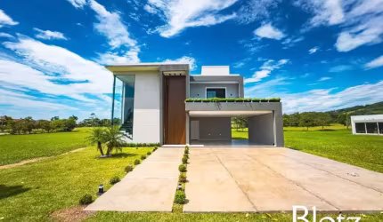 Ampla Casa com 3 Suítes, Área Gourmet e Espaço para Piscina