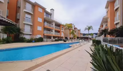 apartamento semi mobiliado em condomínio completo, a poucos metros do mar